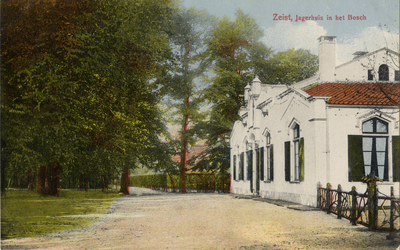 16059 Gezicht op de voorgevel van Het Jagershuis met voorgelegen loofbomen (Woudenbergseweg 15) te Zeist.